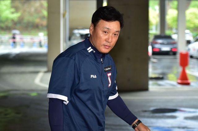 25일 오후 대구 삼성라이온즈파크에서 열린 프로야구 신한은행 SOL 2023 KBO리그 삼성 라이온즈와 두산 베어스의 경기를 앞두고 이승엽 감독이 삼성라이온즈파크 주차장으로 들어서고 있다. ⓒ 뉴시스