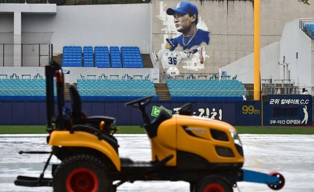 25일 오후 대구삼성라이온즈파크 그라운드에 비가 내려 방수포가 설치돼 있다. 사진은 라팍에 설치된 이승엽 감독의 벽화. ⓒ 뉴시스