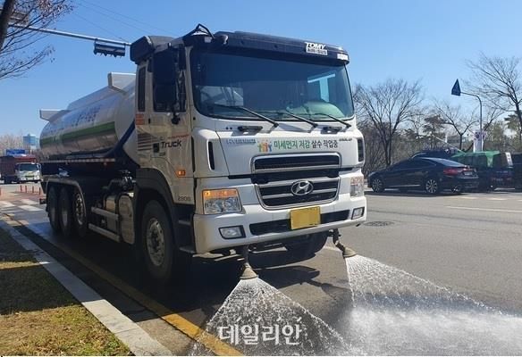 고압수를 분사해 토사와 먼지를 제거하는 살수차 모습. ⓒ환경부