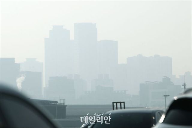서울 시내가 미세먼지로 뿌옇게 보이고 있다.ⓒ데일리안DB
