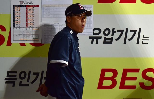 27일 오후 대구 삼성라이온즈파크에서 열린 2023 KBO리그 삼성 라이온즈와 두산 베어스의 경기서 이승엽 두산 감독이 경기를 지켜보고 있다. ⓒ 뉴시스