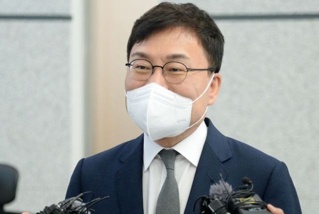 무소속 이상직 의원이 3일 전북 전주시 전주지방법원에서 열린 속행 공판에 출석하기 앞서 질의에 답변하고 있다. ⓒ뉴시스