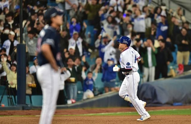 27일 오후 대구 삼성라이온즈파크에서 열린 2023 KBO리그 삼성 라이온즈와 두산 베어스의 경기서 오재일이 역전 만루 홈런을 때린 뒤 베이스를 돌고 있다. ⓒ 뉴시스