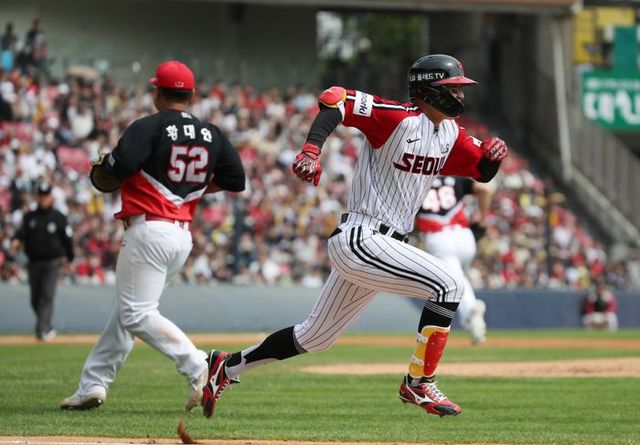 30일 만원 관중이 들어찬 서울 잠실구장에서 KIA 타이거즈와 LG 트윈스의 경기가 열리고 있다. ⓒ 뉴시스