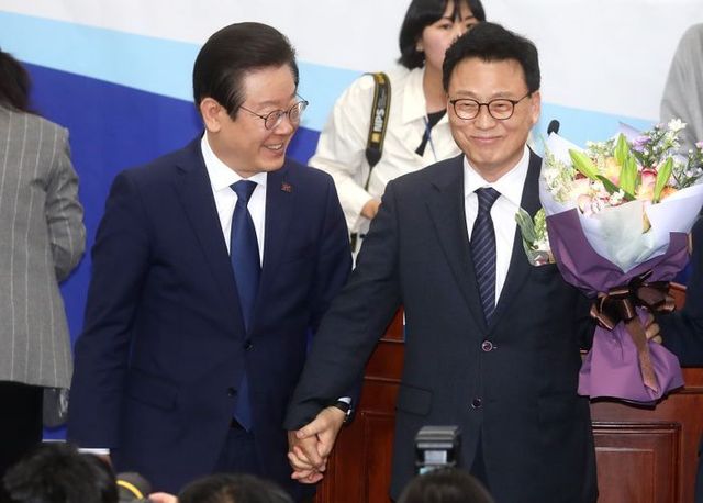 28일 국회에서 열린 더불어민주당 제4기 원내대표 선출을 위한 의원총회에서 이재명 대표가 신임 원내대표로 선출된 박광온 원내대표의 손을 잡고 있다. ⓒ데일리안 박항구 기자