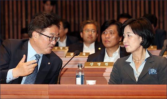 추미애 더불어민주당 대표와 우원식 원내대표가 2017년 6월 8일 오후 국회에서 열린 의원총회에서 대화를 나누고 있다. ⓒ데일리안 박항구 기자