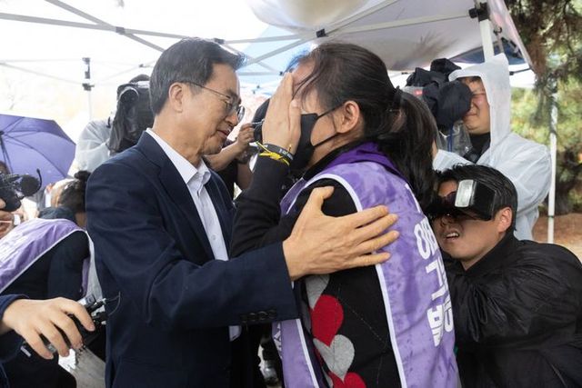 김동연 경기도지사가 5일 수원 올림픽공원에서 10.29. 진실버스 관련 유가족들을 위로하고 있다.ⓒ
