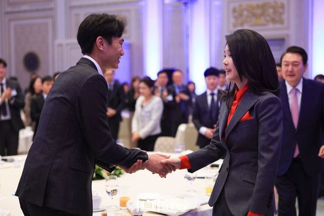 윤석열 대통령 부부가 지난달 23일 복지‧노동 현장 종사자 초청 오찬을 갖고 있다. ⓒ대통령실 홈페이지 