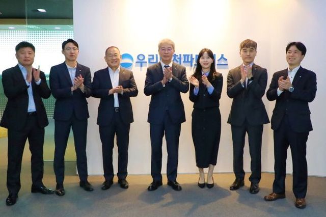 임종룡(왼쪽에서 네 번째) 우리금융그룹 회장과 김창규(왼쪽에서 세 번째) 우리벤처파트너스 대표이사 등 임직원들이 4일 기념촬영을 하고 있다.ⓒ우리금융그룹