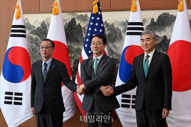 김건 외교부 한반도평화교섭본부장(가운데), 성 김 미 국무부 대북특별대표(오른쪽), 후나코시 다케히로 일본 외무성 아시아·대양주국장(왼쪽)이 7일 오전 서울 종로구 외교부청사에서 한미일 북핵수석대표 협의에 앞서 기념 촬영을 하고 있다. ⓒ데일리안 홍금표 기자