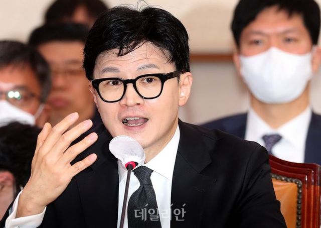 한동훈 법무부 장관이 지난달 27일 국회에서 열린 법제사법위원회 전체회의에서 의원 질의에 답변하고 있다. ⓒ데일리안 박항구 기자
