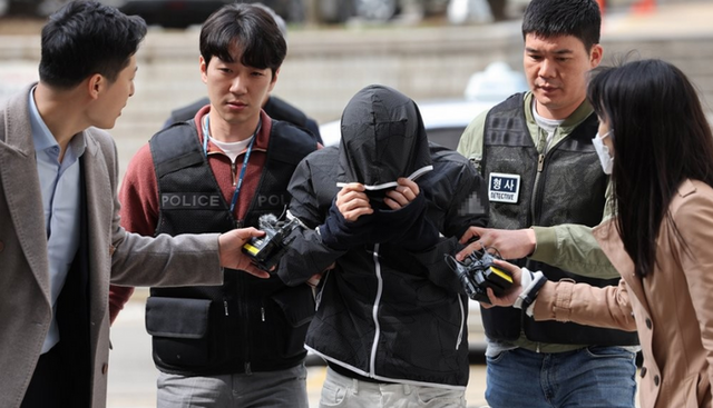 강남 40대 여성 납치·살해 사건의 배후로 지목된 재력가 유모 씨가 지난 7일 오후 구속 전 피의자 심문(영장심사)을 받기 위해 서초구 서울중앙지법으로 들어서고 있다. ⓒ연합뉴스