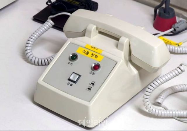 남북공동연락사무소에 설치된 전화기(자료사진) ⓒ통일부