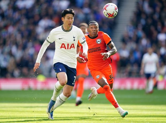 손흥민이 브라이튼전에서 드리블 돌파를 하고 있다. ⓒ AP=뉴시스