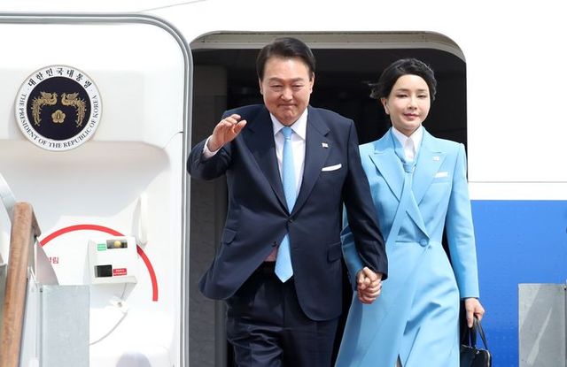 5박7일간 국빈 방미 일정을 마친 윤석열 대통령과 부인 김건희 여사가 지난달 30일 경기도 성남 서울공항에 도착해 공군 1호기에서 내리고 있다. ⓒ뉴시스
