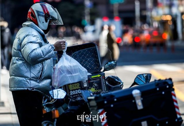 서울 시내에서 배달기사들이 음식배달을 하고 있다. ⓒ뉴시스