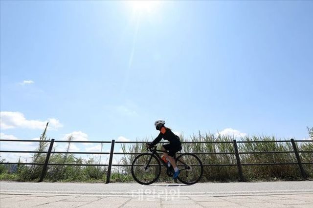 시민이 자전거를 타는 모습.ⓒ데일리안 홍금표 기자