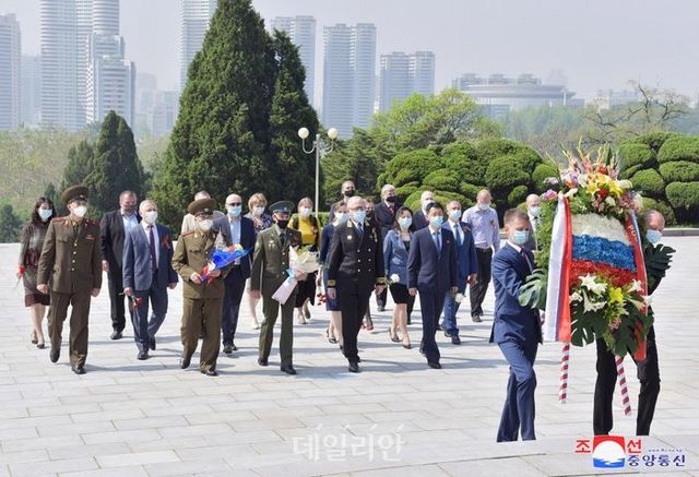 북한 관영매체인 조선중앙통신은 10일 "우리나라 주재 러시아연방대사관 성원들이 전날 해방탑에 화환을 진정했다"고 전했다. 대사관 직원들은 야외이지만 예외 없이 마스크를 착용하고 있다. ⓒ조선중앙통신