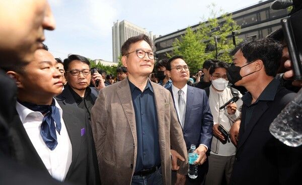 더불어민주당 전당대회 돈 봉투 살포 의혹의 핵심 인물인 송영길 전 민주당 대표가 2일 오전 서울중앙지검에 자진 출석 후 출입을 거부당하고 조사가 무산되자 지검 청사를 나서고 있다.ⓒ뉴시스