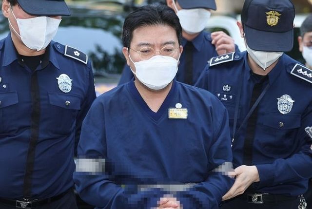 SG증권발 폭락 사태의 핵심 인물로 지목된 H투자자문사 라덕연 대표가 지난 11일 오전 서울 양천구 남부지법에서 열린 구속 전 피의자 심문(영장실질심사)에 출석하고 있다.ⓒ데일리안 홍금표 기자