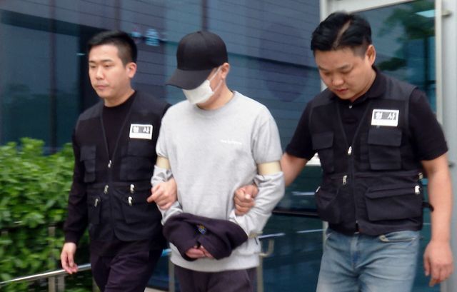 이웃 3명에게 흉기를 휘둘러 2명을 숨지게 한 중국 교포 A씨(39·중국 국적)가 12일 수원지법 안산지원에서 열린 구속 전 피의자 심문을 마친 뒤 청사를 빠져나오고 있다. ⓒ연합뉴스