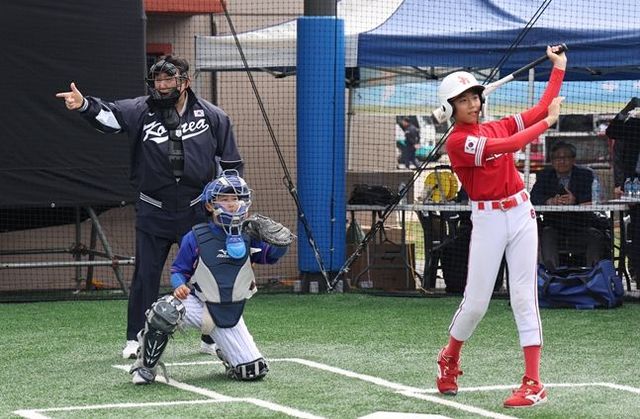 윤석열 대통령이 14일 서울 용산어린이정원 내 야구장에서 열린 2023 대통령실 초청 전국 유소년 야구대회 결승 경기에 앞서 구심으로 등장해 스트라이크 선언 세리머니를 하고 있다. ⓒ뉴시스