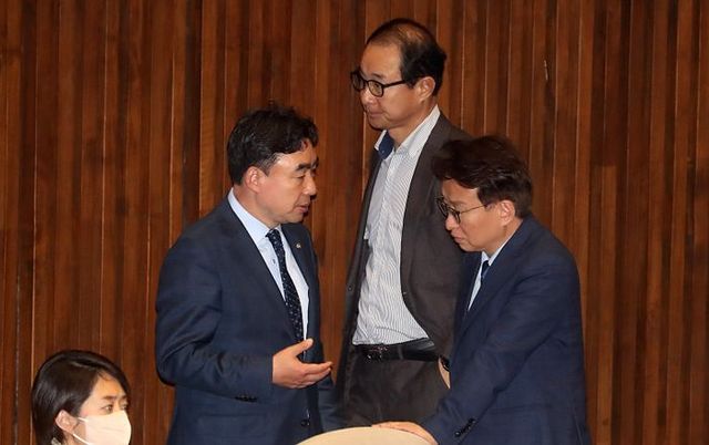 2021년 민주당 전당대회 돈봉투 살포 의혹을 받고 있는 이성만 의원(가운데)과 윤관석 의원(왼쪽)이 지난달 27일 서울 여의도 국회 본회의장에서 열린 제405회국회(임시회) 제5차 본회의에 마주치고 있다. ⓒ뉴시스