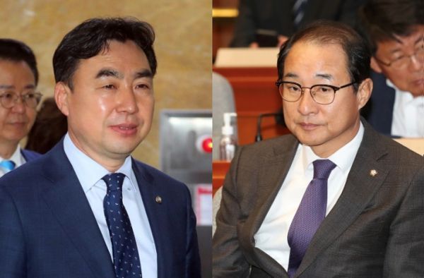 더불어민주당 윤관석(왼쪽), 이성만 의원이 지난달 13일 국회에서 열린 의원총회에 참석하고 있다. ⓒ뉴시스