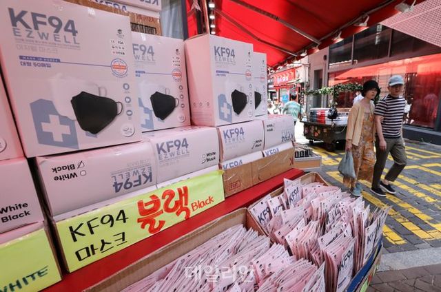 서울 시내 가게에 판매 중인 마스크 (위 사진은 기사 내용과 관련 없습니다) ⓒ뉴시스
