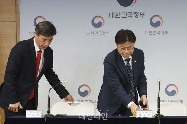 박구연(왼쪽) 국무조정실 국무1차장과 유국희 후쿠시마 원전 오염수 전문가 시찰단 단장이 19일 오전 서울 종로구 정부서울청사에서 브리핑을 위해 연단에 오르고 있다. ⓒ뉴시스