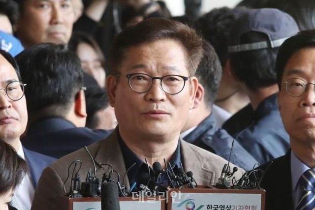 전당대회 돈봉투 의혹을 받고 있는 송영길 더불어민주당 전 대표가 2일 서울 서초구 서울중앙지방검찰청에서 자진 출석이 거부되자 입장을 밝히고 있다. ⓒ데일리안 김민호 기자