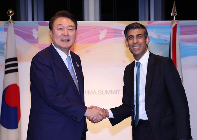 주요 7개국(G7) 정상회의 참석차 일본을 방문 중인 윤석열 대통령이 20일 히로시마 G7 정상회의장인 그랜드프린스호텔에서 열린 한-영국 정상회담에서 리시 수낵 영국 총리와 악수하고 있다.(공동취재) ⓒ뉴시스