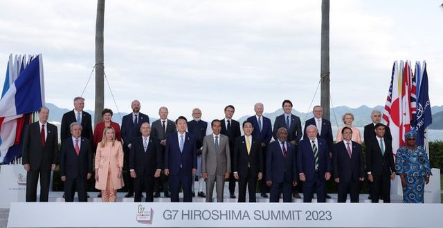 윤석열 대통령이 20일 주요 7개국(G7) 정상회의가 열리고 있는 히로시마 그랜드프린스호텔에서 G7 회원국 및 초청국 정상들과 기념촬영하고 있다. (공동취재) ⓒ뉴시스