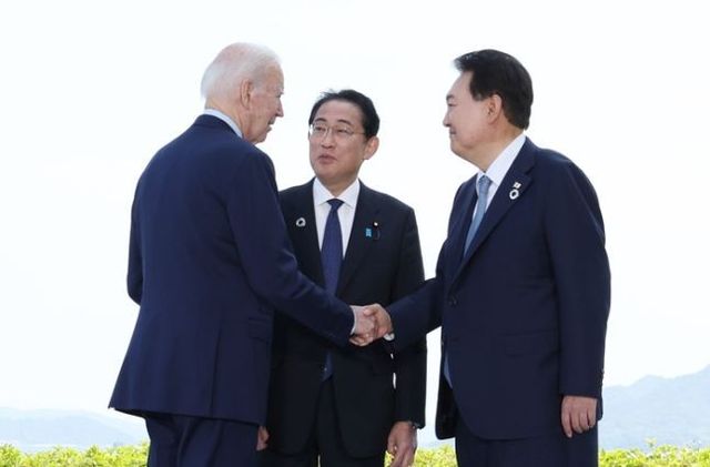 주요 7개국(G7 ) 정상회의 참관국 자격으로 일본을 방문 중인 윤석열 대통령이 21일히로시마 G7 정상회의장인 그랜드프린스호텔에서 열린 한미일 정상회담에 앞서 조 바이든 미국 대통령, 기시다 후미오 일본 총리와 인사하고 있다. (공동취재) ⓒ연합뉴스