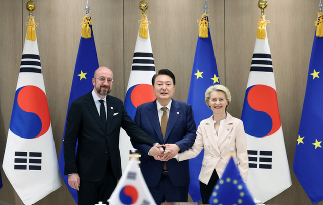 윤석열 대통령이 22일 서울 용산 대통령실 청사에서 열린 한-EU 정상회담에서 샤를 미셸 EU 상임의장, 우르줄라 폰 데어 라이엔 EU 집행위원장과 기념촬영하고 있다.ⓒ뉴시스