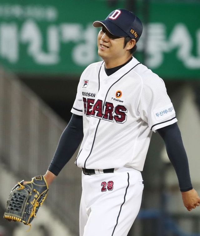 23일 서울 잠실구장에서 열린 2023 KBO리그 삼성 라이온즈와 두산 베어스 경기서 5회초 두산 장원준이 삼성 이재현이 친 내야 뜬공을 잡아낸 뒤 미소 짓고 있다. ⓒ 뉴시스