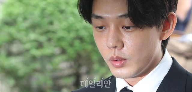프로포폴과 코카인 등 마약류 투약 혐의를 받고 있는 배우 유아인이 24일 서울 서초구 서울중앙지법에서 열린 구속 전 피의자 심문(영장실질심사)에 출석하고 있다.ⓒ데일리안 홍금표 기자