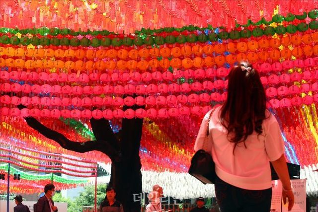 불기 2567년 부처님 오신 날(석가탄신일)이 하루 앞으로 다가온 26일 오후 서울 종로구 조계사에 연등이 설치되어 있다. ⓒ데일리안 홍금표 기자