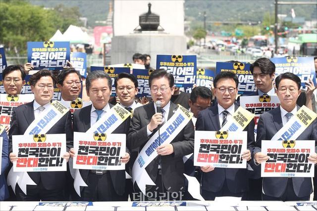 이재명 더불어민주당 대표가 26일 오전 서울 세종대로 광화문광장 이순신 장군 동상 앞에서 열린 더불어민주당 후쿠시마 원전 오염수 해양투기 및 수산물 수입 반대 국민서명운동 발대식에서 발언을 하고 있다. ⓒ데일리안 홍금표 기자