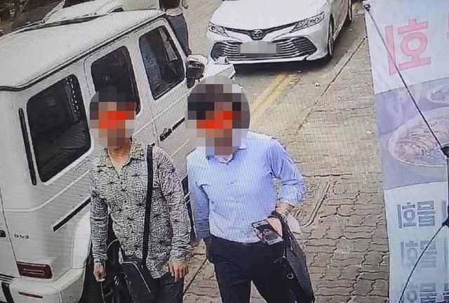 횟집 방문한 남성 2명ⓒ연합뉴스