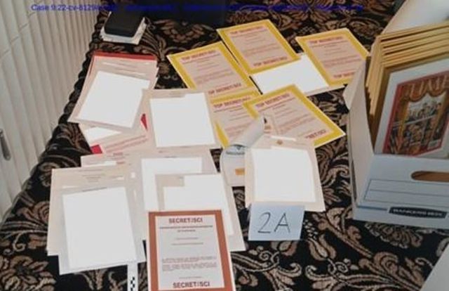 지난해 8월FBI가 트럼프 전 대통령 자택에서 압수한 백악관 문서 중 일부. ⓒUPI/연합뉴스