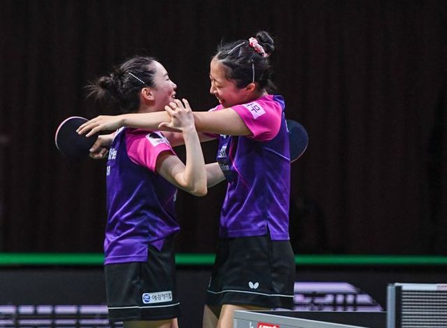 결승 진출에 성공한 뒤 기뻐하는 신유빈과 전지희. ⓒ Xinhua=뉴시스