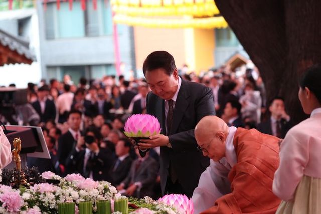 윤석열 대통령과 조계종 총무원장 진우 스님이 27일 서울 종로구 조계사에서 열린 불기 2567년 