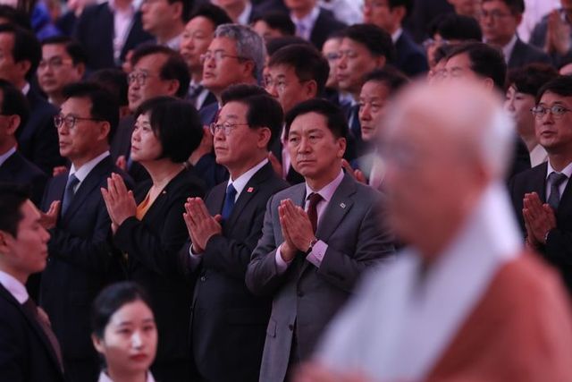 김기현 국민의힘 대표, 이재명 더불어민주당 대표, 이정미 정의당 대표, 박광온 더불어민주당 원내대표를 비롯한 참석자들이 27일 서울 종로구 조계사에서 열린 불기 2567년 