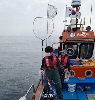 지난해 청년 임대사업 예비 청년어업인을 대상으로 현장 실습을 하는 모습. ⓒ한국수산자원공단