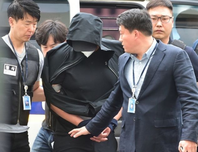 항공기 문 강제 개방한 30대 남성 영장실질심사 출석 모습.ⓒ뉴시스