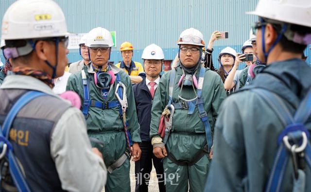 이정식 고용노동부 장관이 지난 26일 HD현대중공업의 협력업체인 금영산업 인력들이 동그랗게 모여 