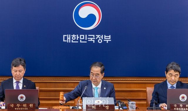 한덕수 국무총리가 30일 정부서울청사에서 열린국무회의에 참석해 의사봉을 두드리며 국무회의를 시작하고 있다. ⓒ연합뉴스