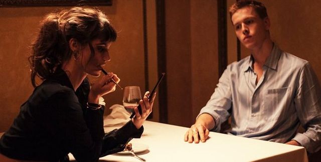 식사를 끝낸 후의 미묘한 타임, 누가 계산할 것인가. 감독 루벤 외스틀룬드가 현재의 아내와 벌였던 설전을 극화한 장면 ⓒ