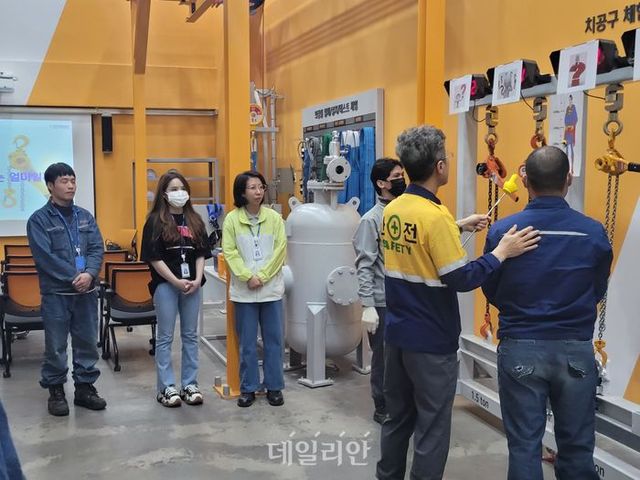 지난 26일 HD현대중공업 입사 7개월차 태국과 베트남 인력들에 대한 안전교육 모습.ⓒ현대중공업